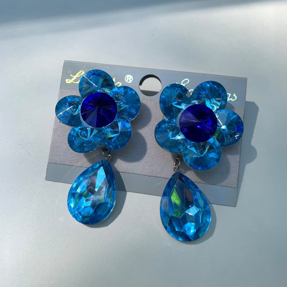 Vintage 1980s lucite flower statement earrings
